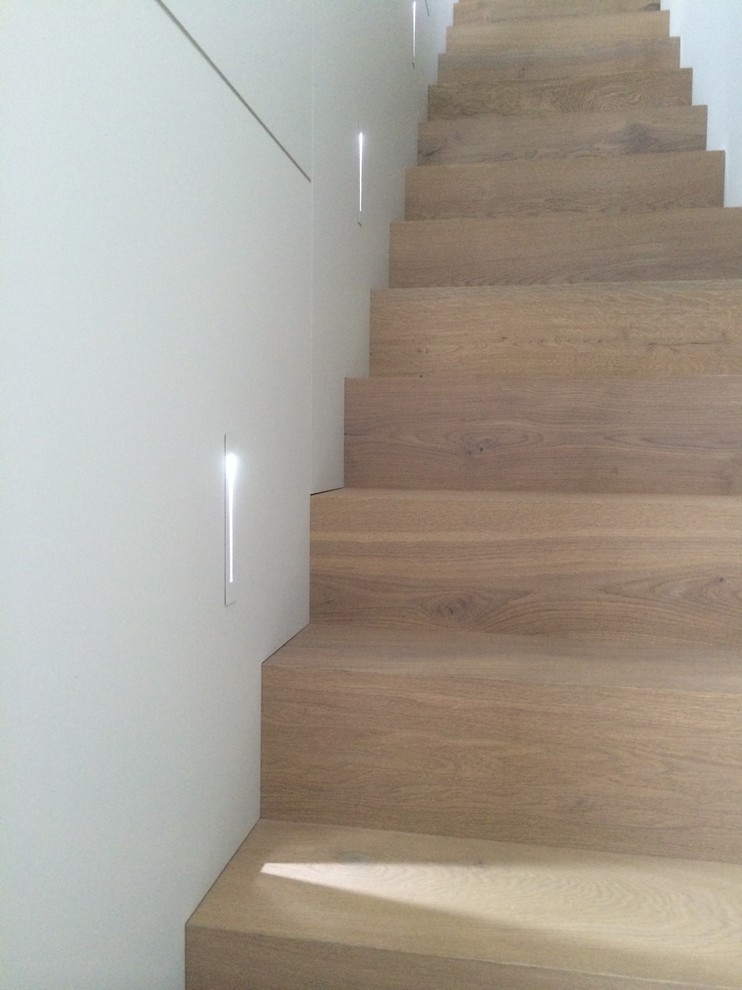 Inspiration pour un grand escalier minimaliste.