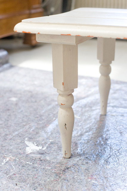 DIY : Peignez les pieds d'une vieille table pour un relooking express