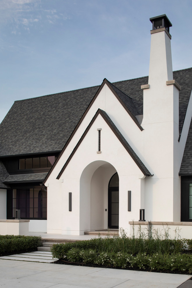 Idée de décoration pour une façade de maison blanche minimaliste de taille moyenne et à deux étages et plus avec un toit gris.
