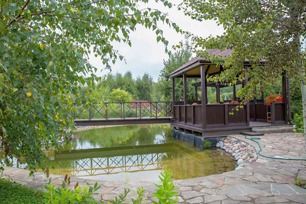 Садовые дорожки и беседка