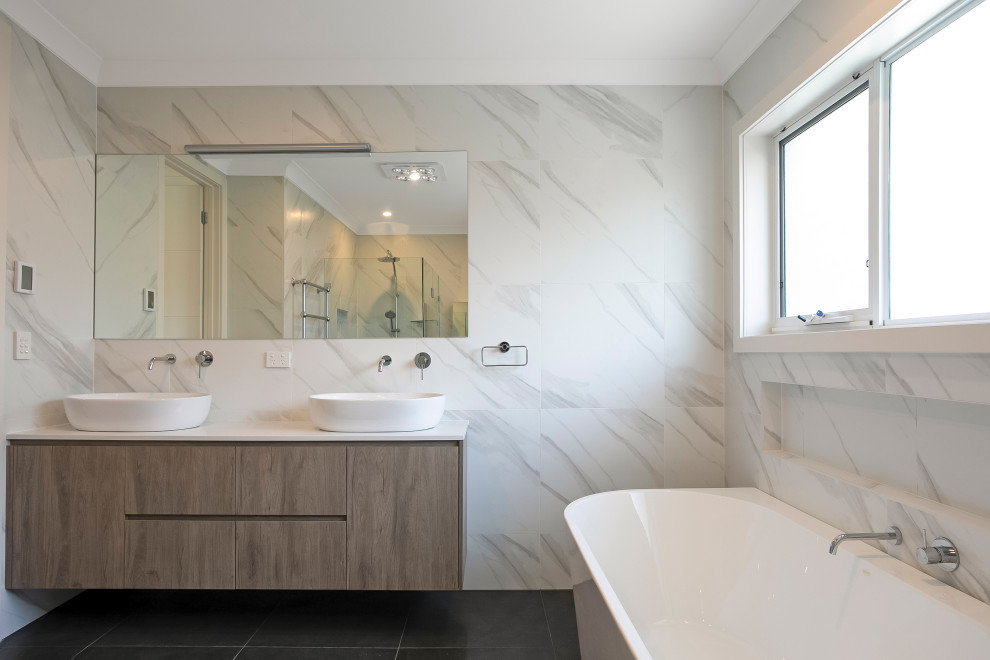 Inspiration for a mid-sized contemporary 3/4 bathroom in Sydney with an open shower and an open shower.