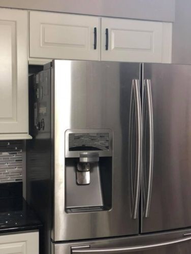 Transitional kitchen photo in Chicago