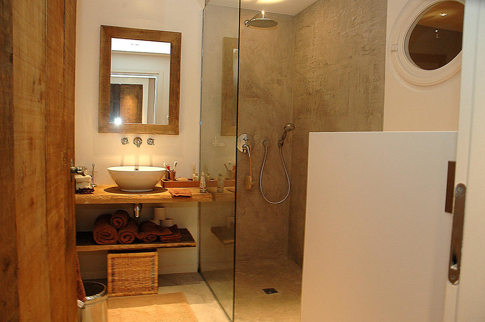 Inspiration for a contemporary bathroom in Marseille.