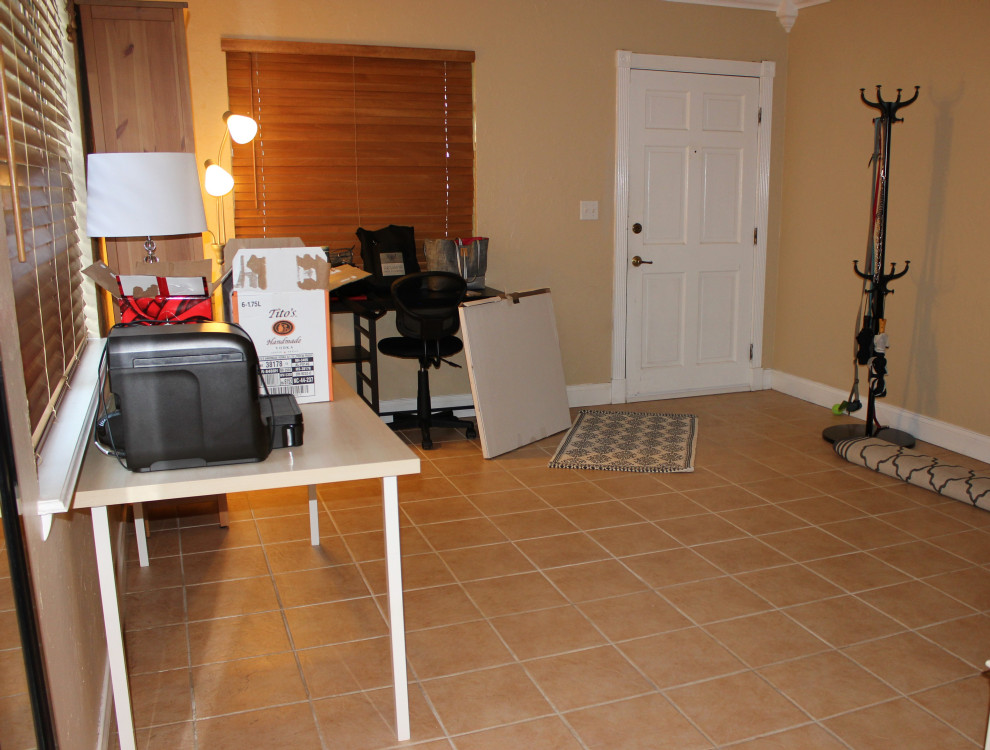 Transitional home design photo in Tampa