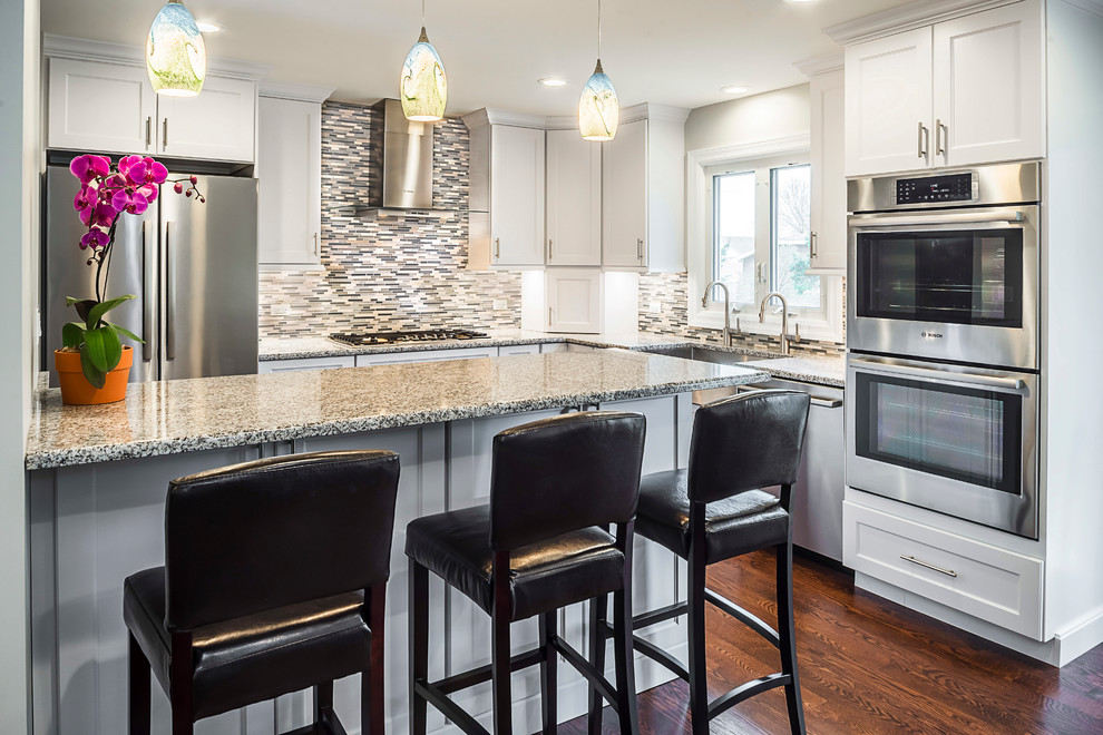 Example of a transitional kitchen design in Chicago
