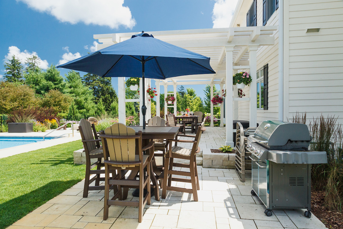 Traditional Dining & Umbrella - Cedarburg