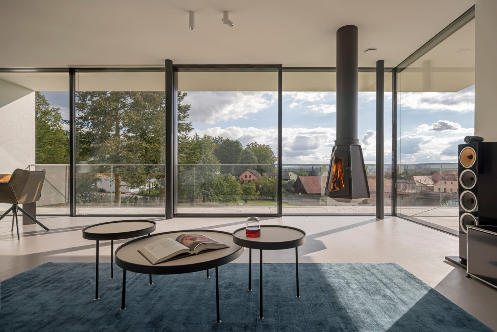Mittelgroßes, Offenes Modernes Wohnzimmer mit weißer Wandfarbe, Hängekamin und grauem Boden in Nürnberg