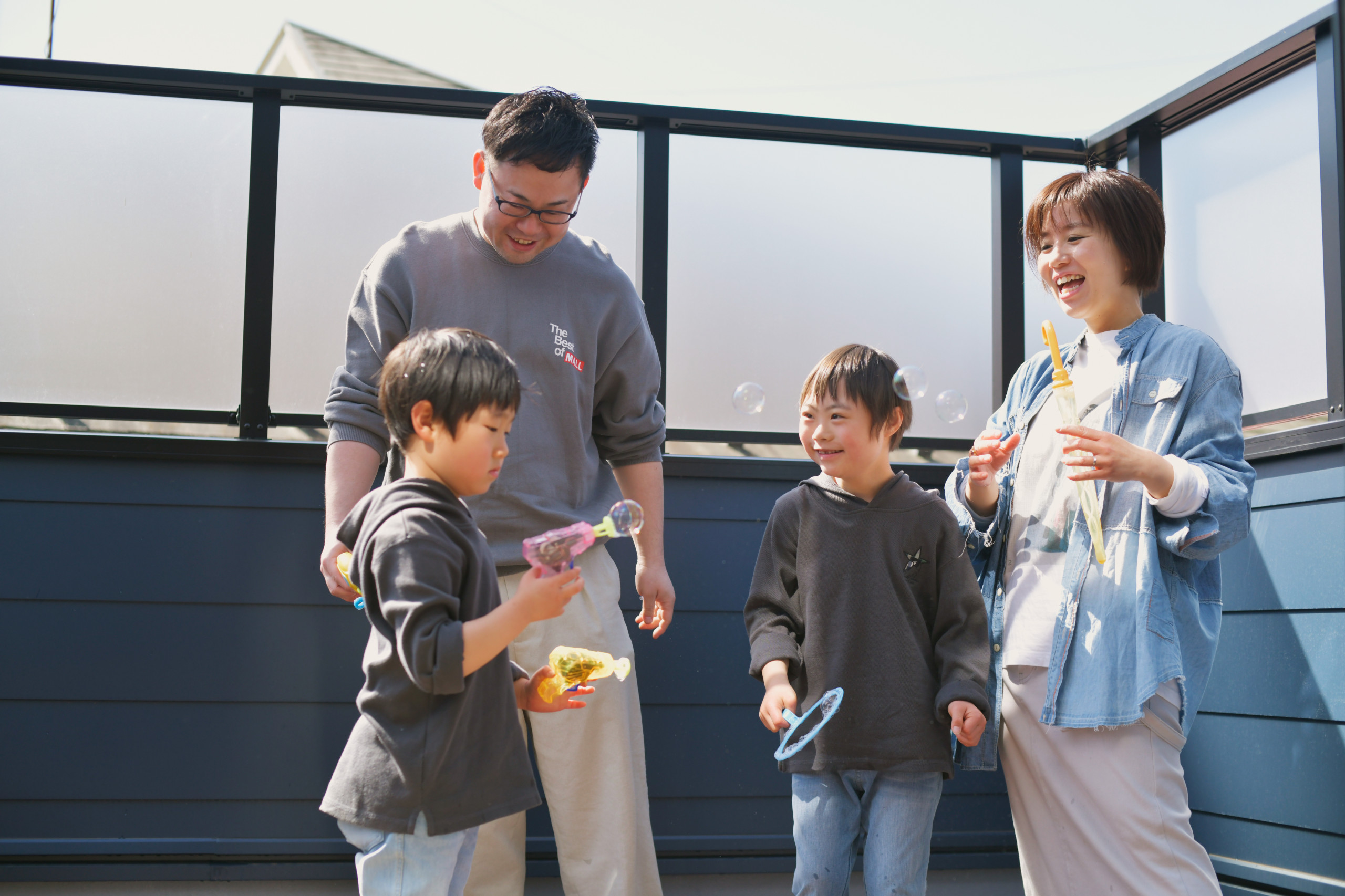 家族の笑顔輝く自然素材の家