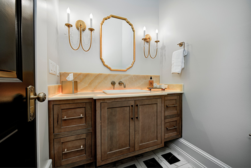 Inspiration för mellanstora moderna oranget toaletter, med skåp i shakerstil, skåp i mellenmörkt trä, grå väggar, granitbänkskiva, klinkergolv i keramik och ett nedsänkt handfat