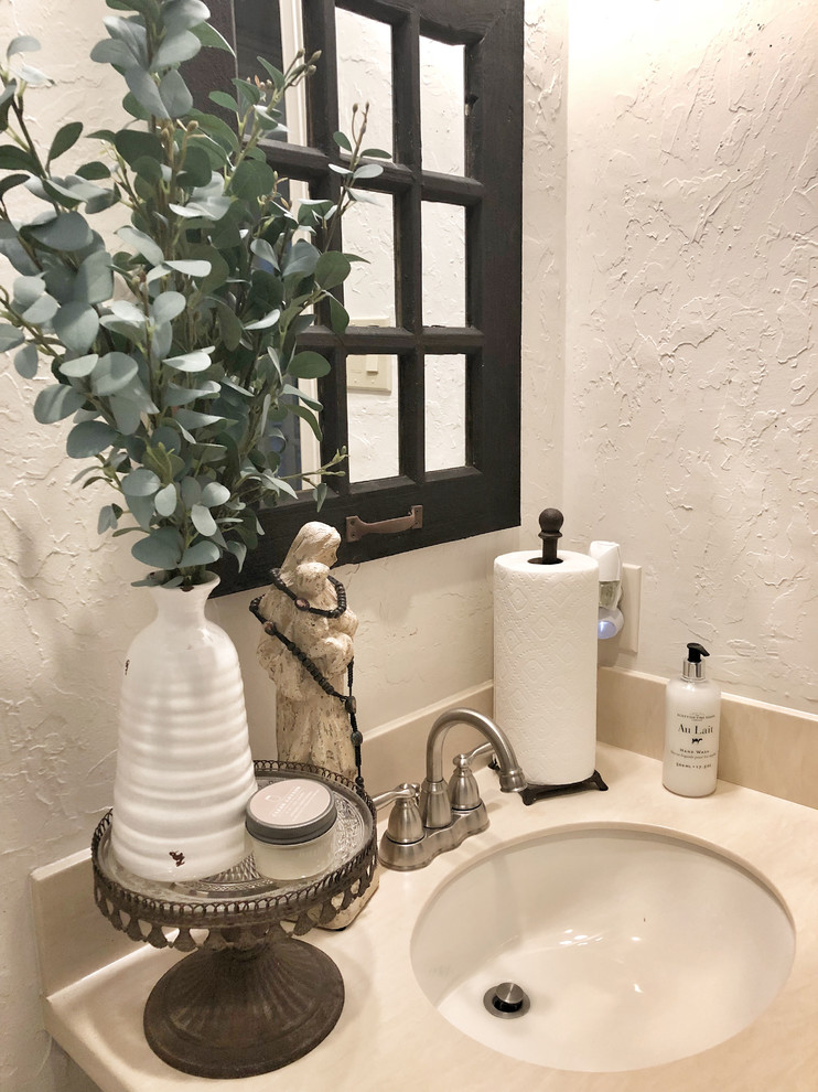 ヒューストンにある低価格の小さなカントリー風のおしゃれなバスルーム (浴槽なし) (白いキャビネット、青いタイル、青い壁、塗装フローリング、オーバーカウンターシンク、テラゾーの洗面台、白い床) の写真