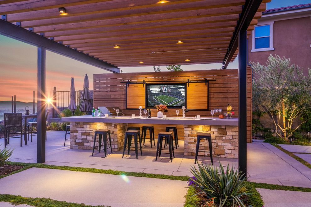 Mittelgroße Moderne Pergola hinter dem Haus mit Outdoor-Küche und Betonplatten in Orange County