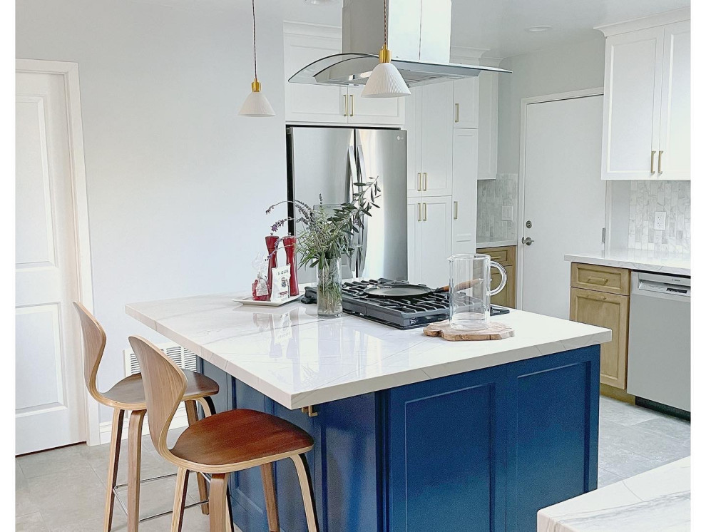 Exempel på ett stort retro vit vitt kök och matrum, med en undermonterad diskho, skåp i shakerstil, bänkskiva i kvartsit, grått stänkskydd, stänkskydd i marmor, rostfria vitvaror, klinkergolv i porslin, en köksö och grått golv