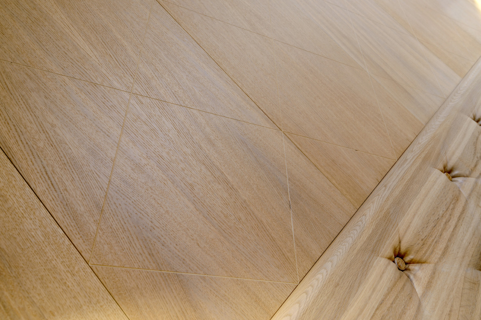 Кровать и панно из массива дуба