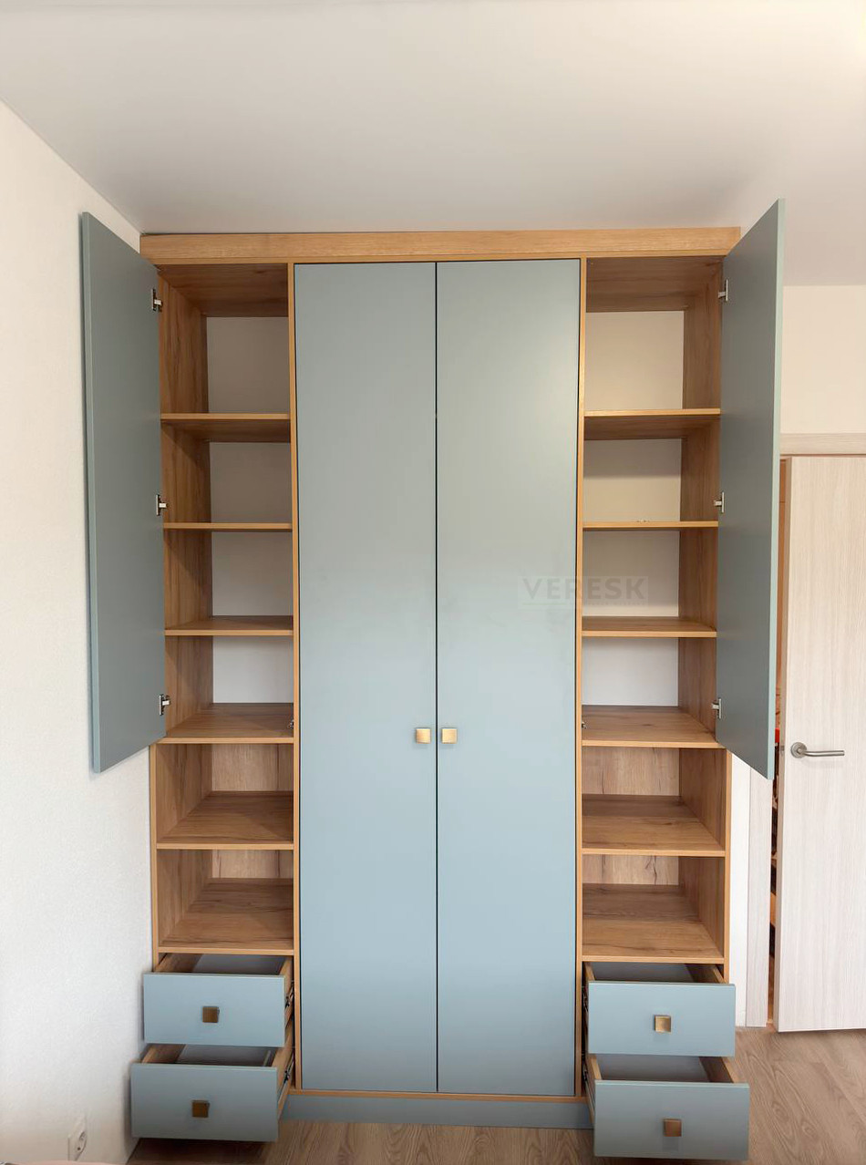 Распашные шкафы