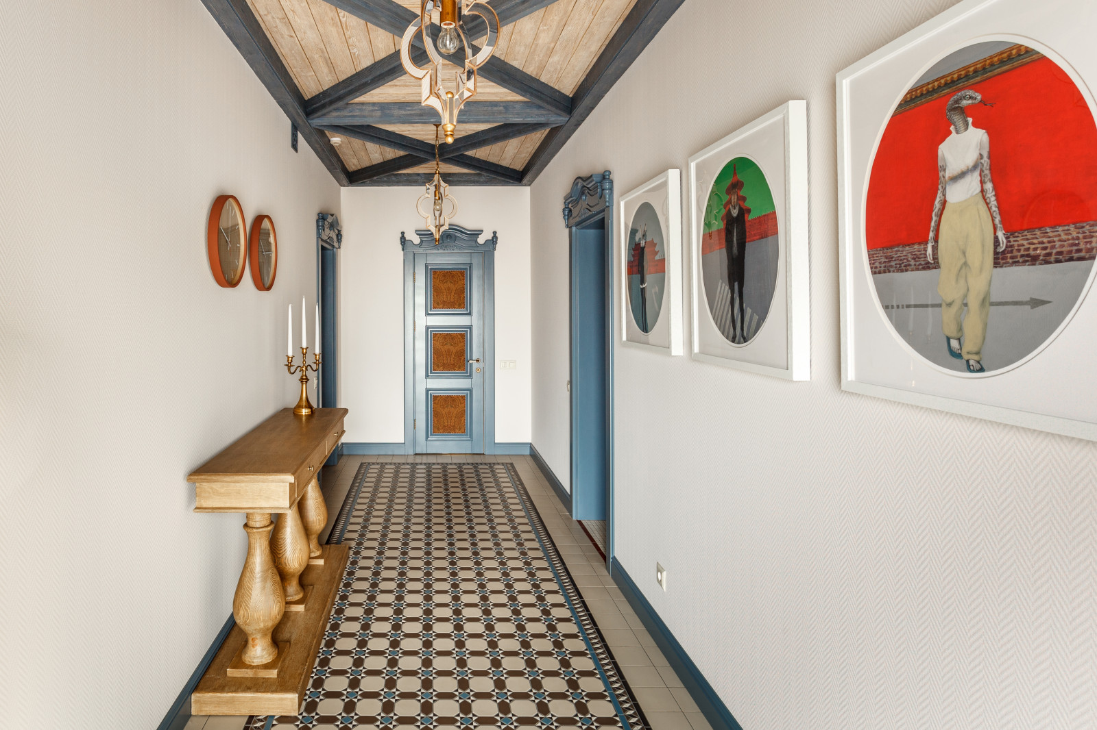 Винтажная прихожая в проекте загородного дома.