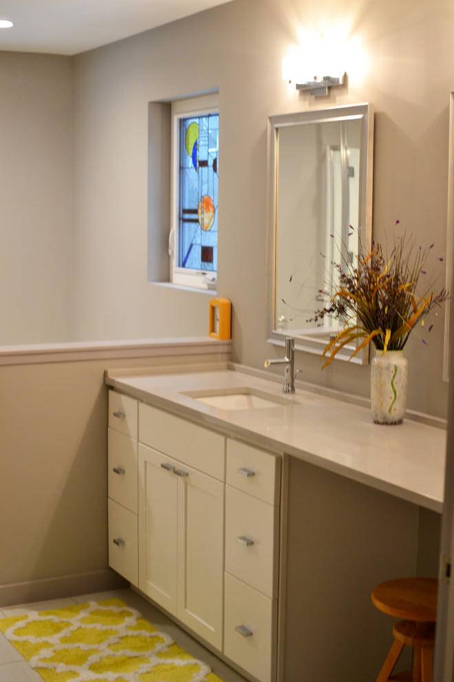 This is an example of a modern bathroom in Grand Rapids.