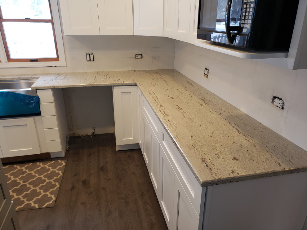 Kitchen - transitional kitchen idea in Chicago