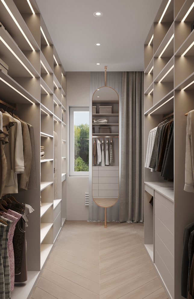 Гардеробная при спальне в загородном доме