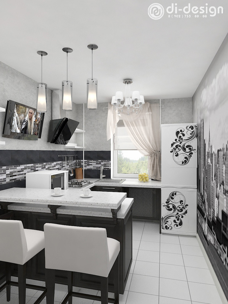 Черно-белая кухня с нестандартной планировкой