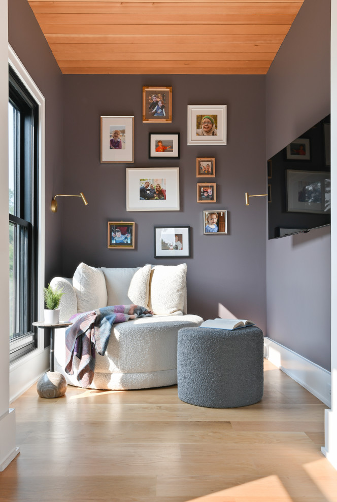 Inspiration pour une grande chambre parentale design avec un mur violet, parquet clair, aucune cheminée et un plafond en lambris de bois.