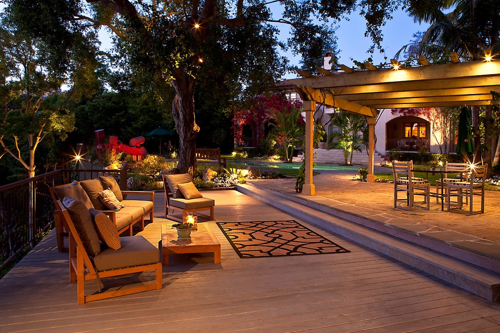 This is an example of a traditional backyard deck in Los Angeles with a pergola.