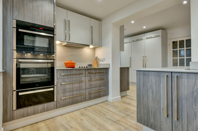 Awkward Kitchen Shape moderne-koekken
