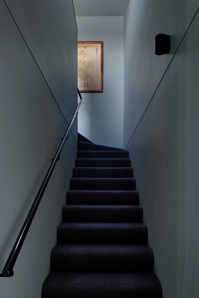 На фото: маленькая п-образная лестница в современном стиле с ступенями с ковровым покрытием, ковровыми подступенками и металлическими перилами для на участке и в саду