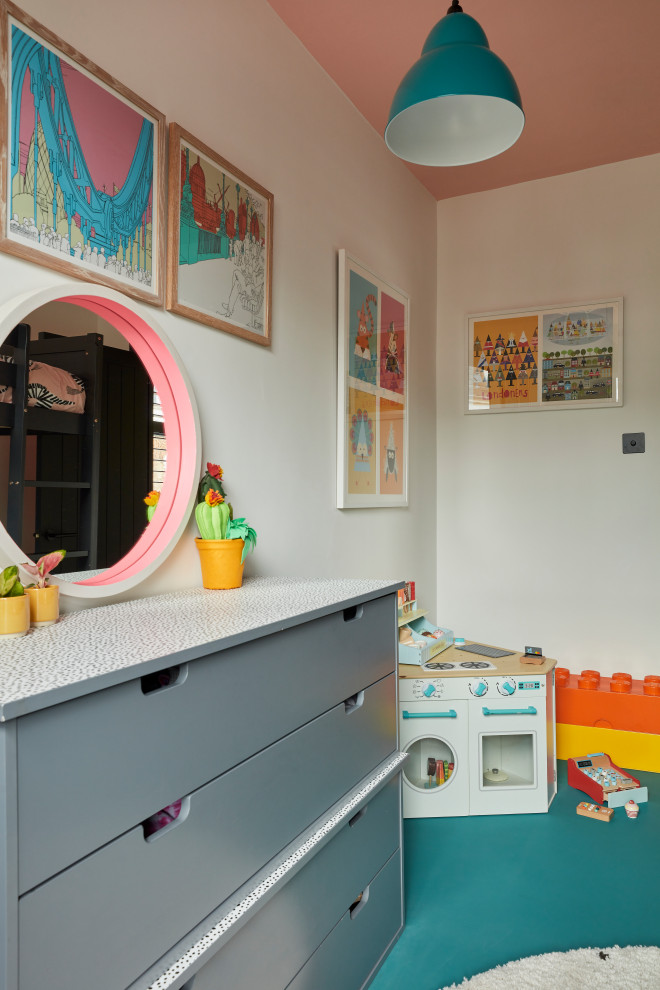 Inspiration för små eklektiska könsneutrala barnrum kombinerat med sovrum och för 4-10-åringar, med vita väggar, vinylgolv och blått golv