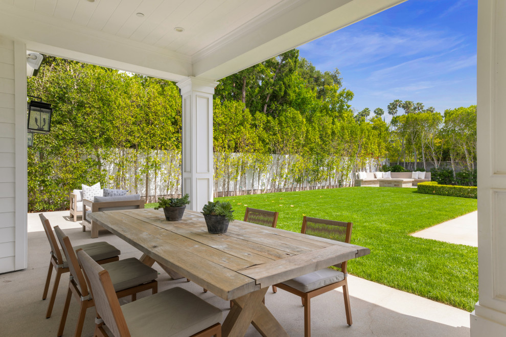 Transitional home design photo in Los Angeles