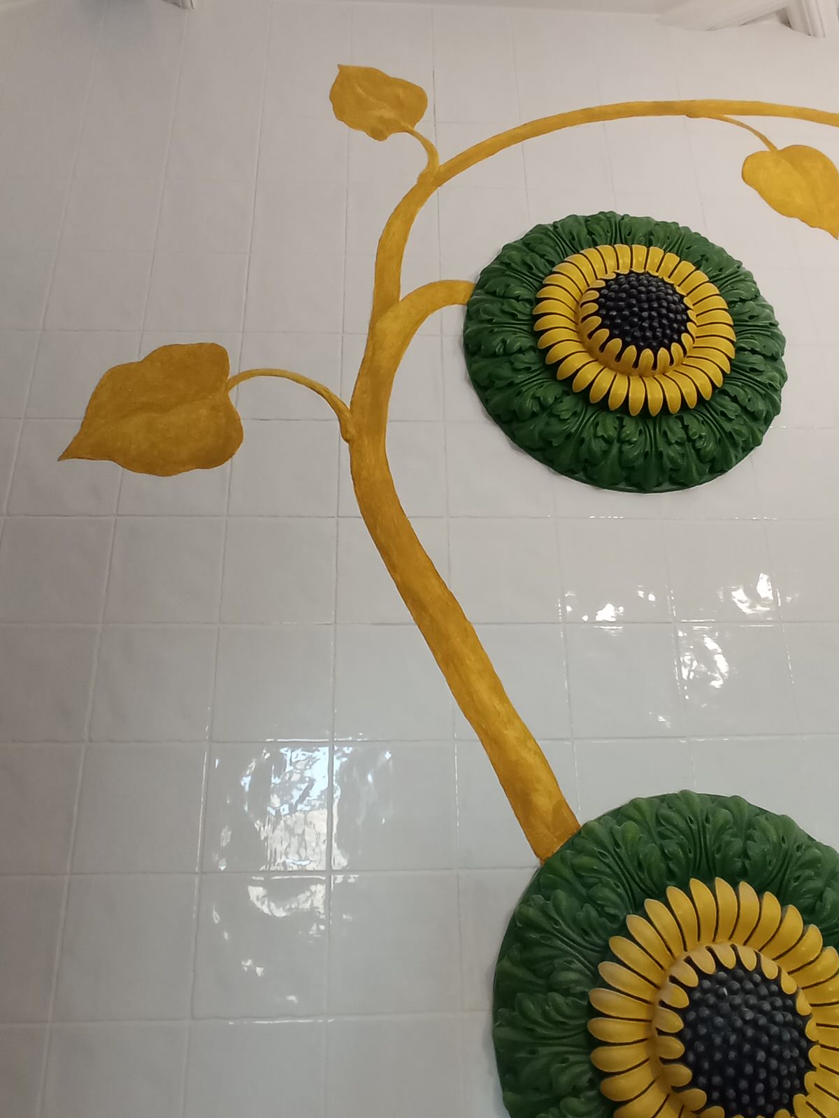 Рельефно-живописное панно в холле квартиры