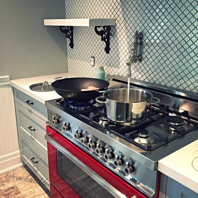 Transitional home design photo in Toronto