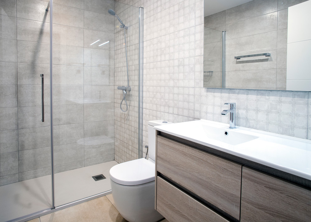 Esempio di una stanza da bagno padronale design di medie dimensioni con ante in legno scuro, doccia a filo pavimento, WC monopezzo, piastrelle beige, pavimento beige, porta doccia scorrevole e top bianco