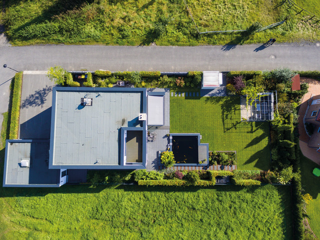 Villa Im Bauhausstil Mit Teich Im Garten Contemporaneo