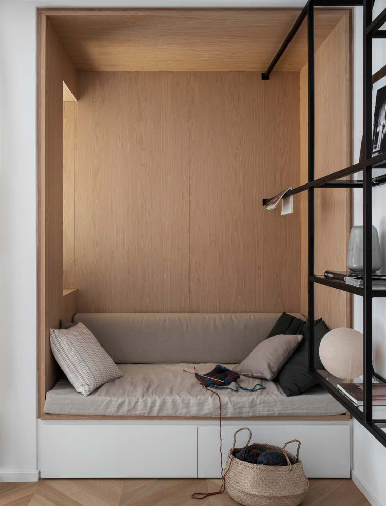 Idee per un piccolo soggiorno contemporaneo con libreria, parquet chiaro, soffitto in legno e pareti in legno