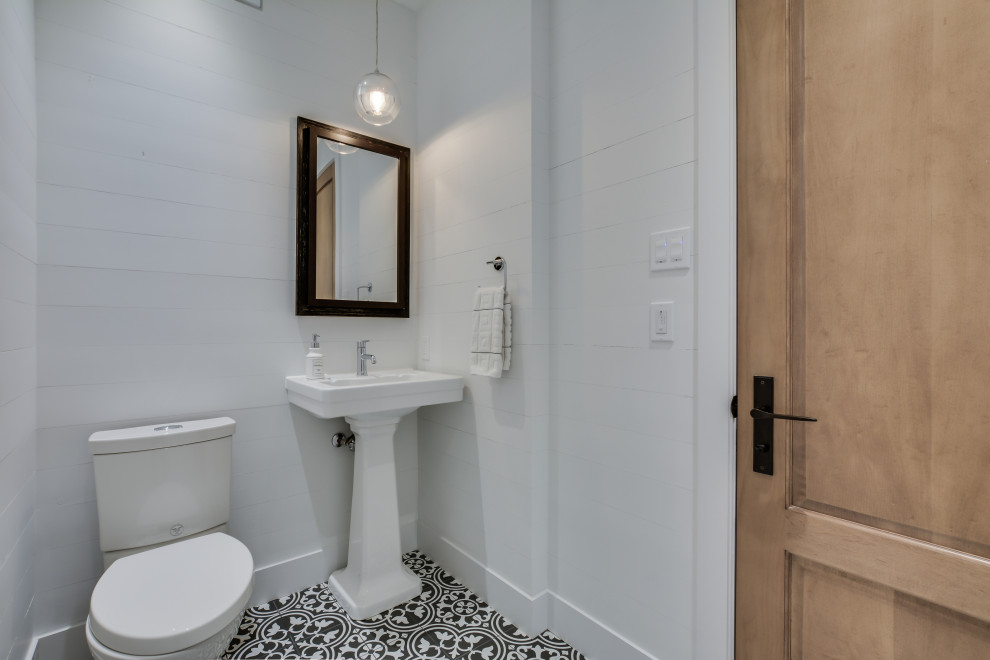 Cette photo montre WC et toilettes in bois brun With un placard à porte plane, WC à poser, un carrelage blanc, un mur blanc, un sol en carrelage de terre cuite, un lavabo de ferme and un sol blanc.