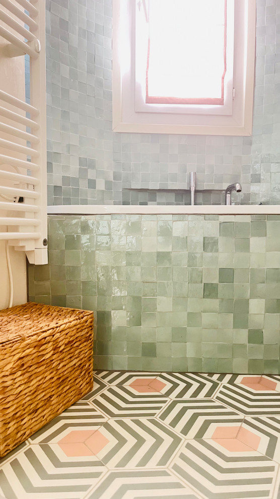 Bild på ett litet funkis badrum med dusch, med grön kakel, mosaik, cementgolv, ett avlångt handfat och rosa golv