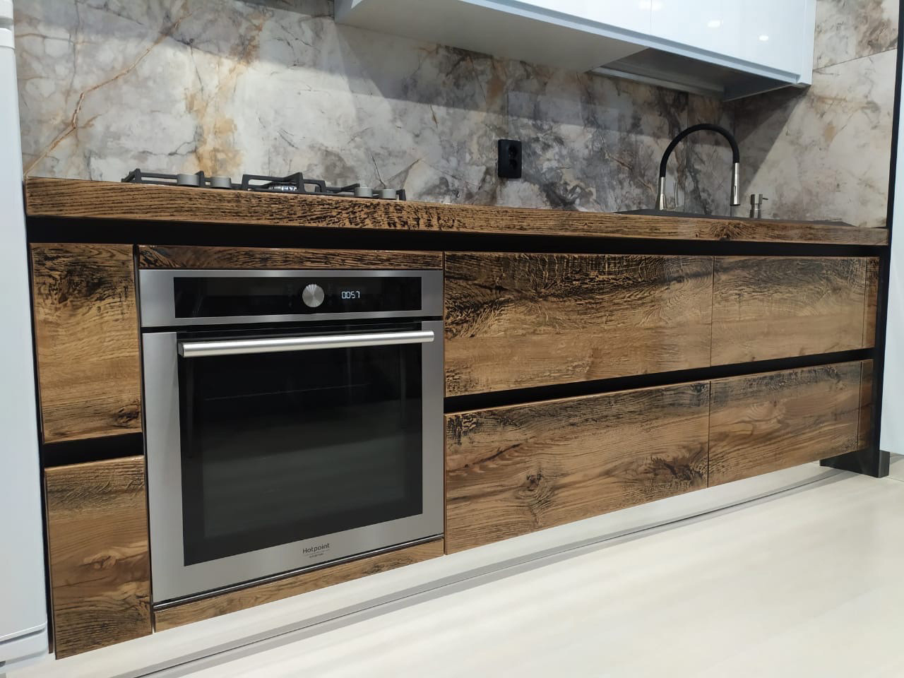 Кухня в совремееном стиле с фасадами из шпона