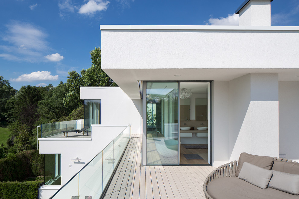 This is an example of a contemporary deck in Essen.