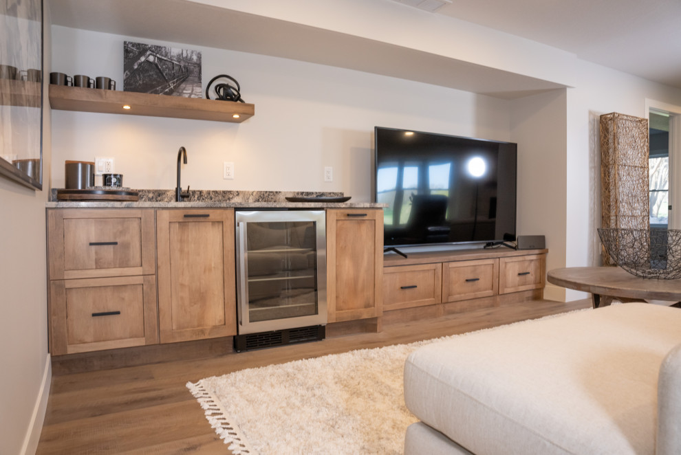 Immagine di un soggiorno tradizionale di medie dimensioni e aperto con angolo bar, pareti bianche e TV autoportante