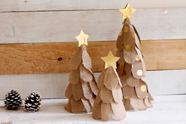 Házlo tu mismo: Diseña un pequeño árbol de Navidad con tela de saco