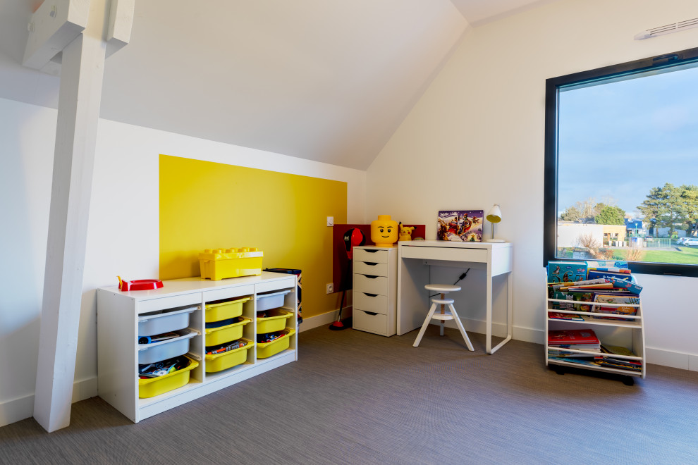 Idéer för att renovera ett stort eklektiskt pojkrum kombinerat med sovrum och för 4-10-åringar, med flerfärgade väggar, vinylgolv och grått golv