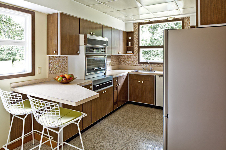 Design ideas for a midcentury kitchen in Portland.