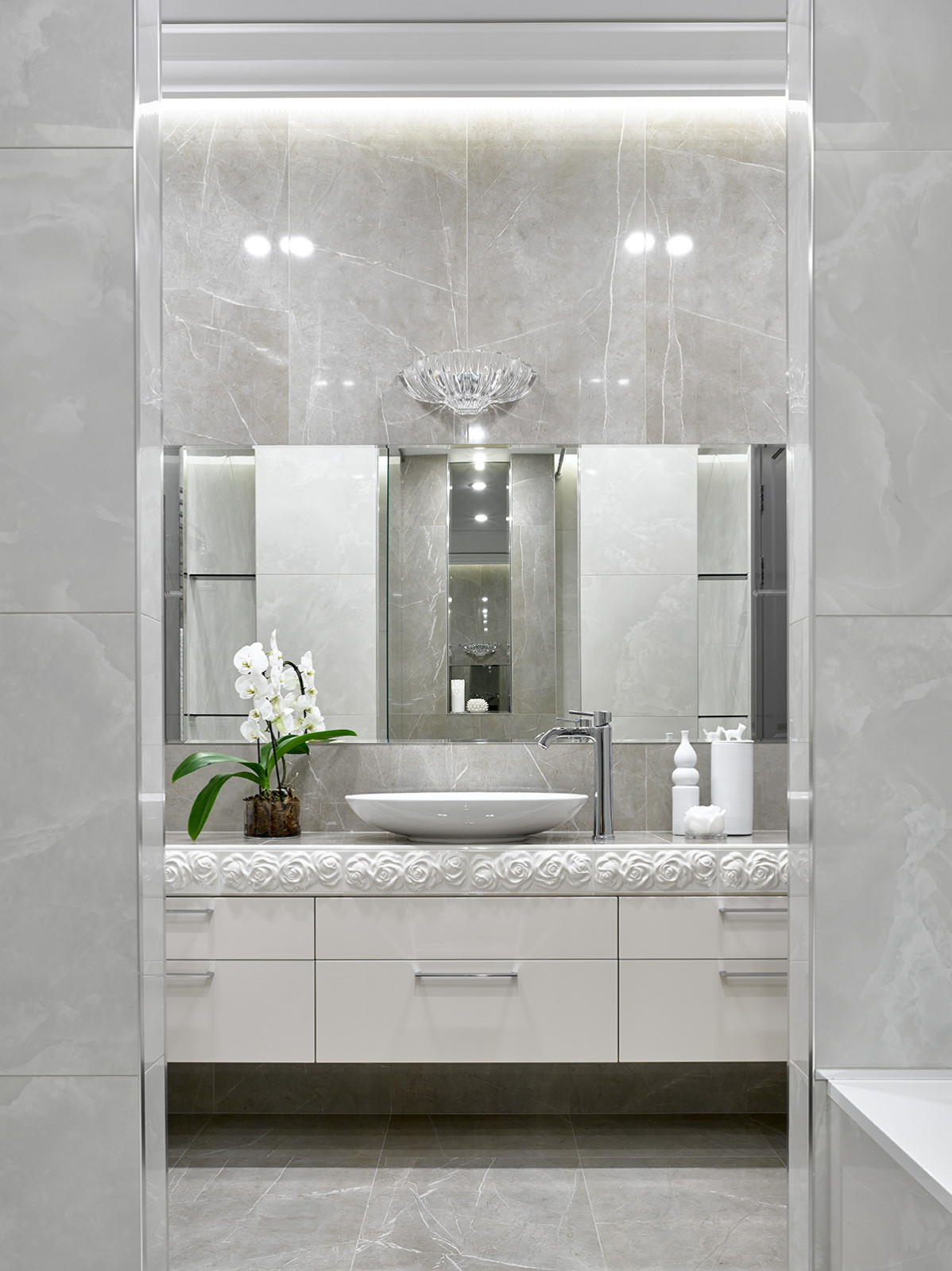 Черно-белая квартира с цветочной спальней