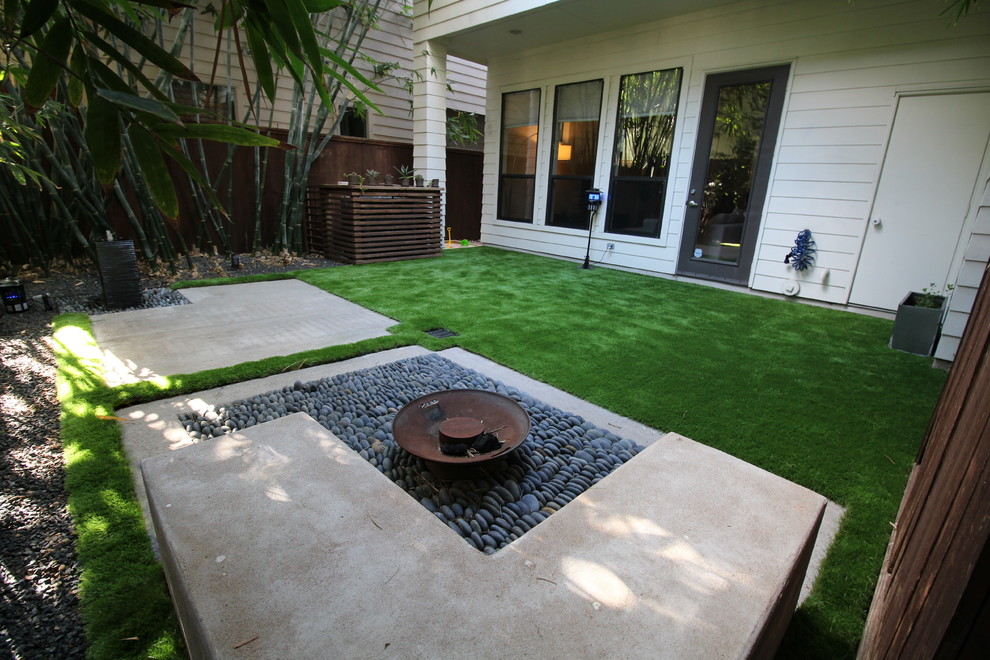 Design ideas for a mid-sized traditional backyard partial sun xeriscape in Houston with natural stone pavers.