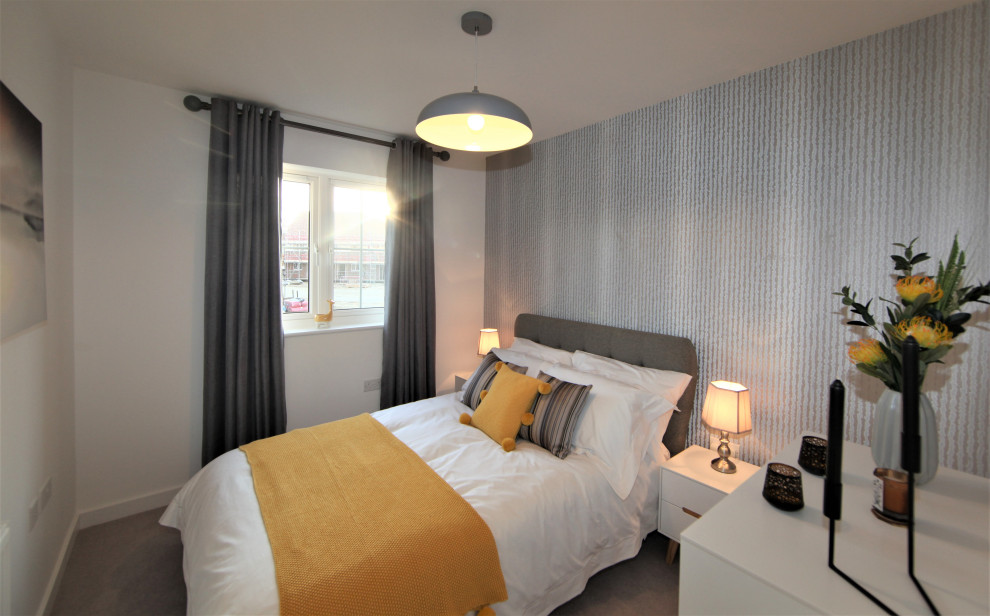 Ejemplo de habitación de invitados nórdica de tamaño medio sin chimenea con paredes amarillas, moqueta, suelo gris y papel pintado
