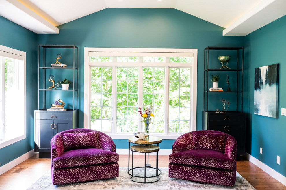 Inspiration för mellanstora moderna separata vardagsrum, med blå väggar, mellanmörkt trägolv och brunt golv