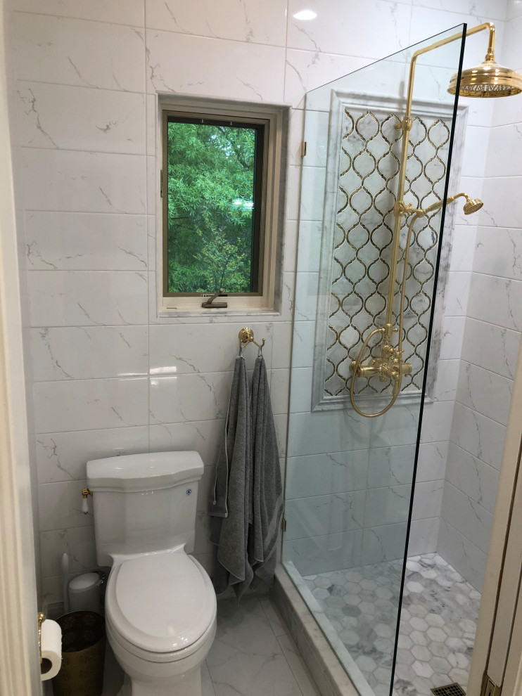 Aménagement d'une salle de bain principale moderne avec WC à poser, un carrelage blanc, des carreaux de porcelaine, un mur blanc, un sol en marbre, un sol blanc et aucune cabine.