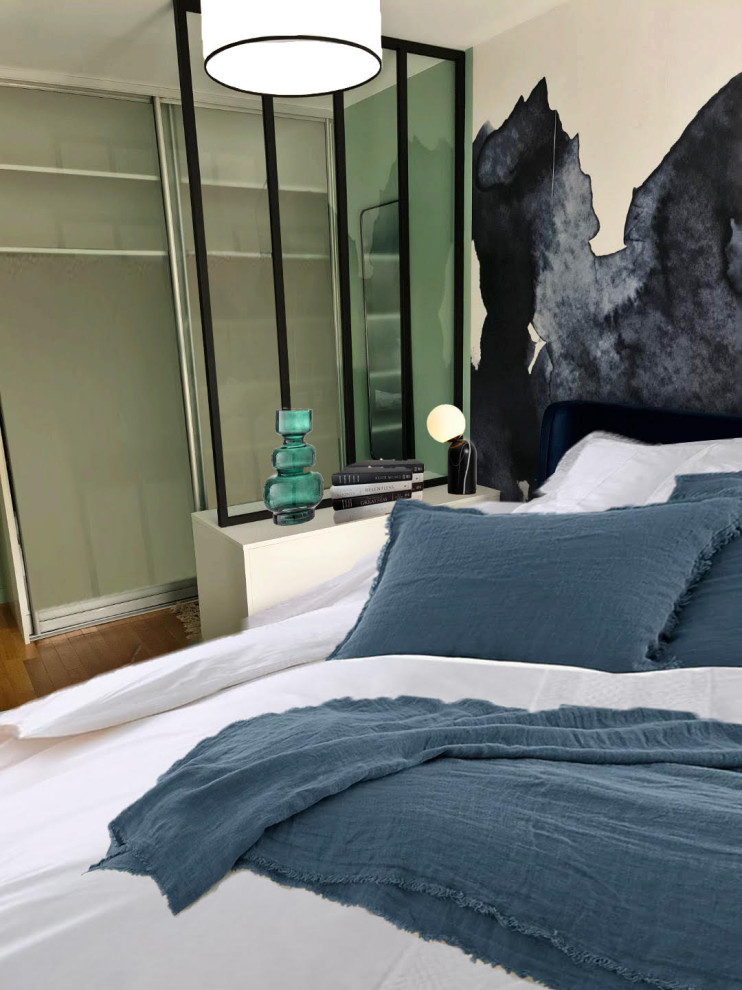 Modelo de dormitorio ecléctico con paredes azules