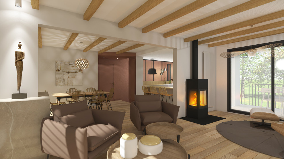 Imagen de salón abierto actual con paredes beige, suelo de madera clara y estufa de leña