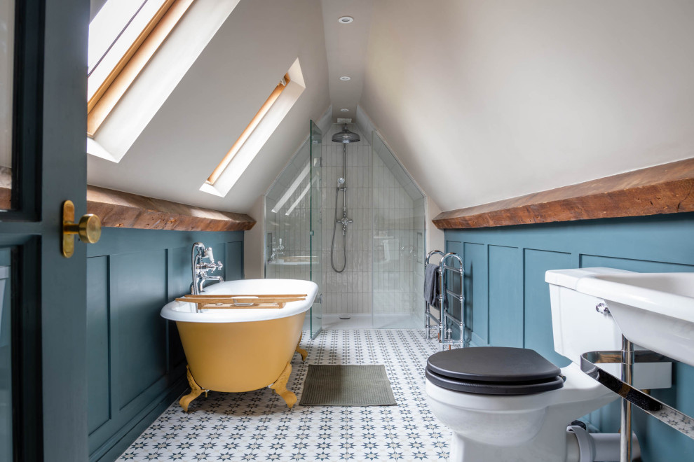 Inredning av ett klassiskt litet blå blått en-suite badrum, med skåp i shakerstil, en dusch i en alkov, klinkergolv i porslin och dusch med gångjärnsdörr